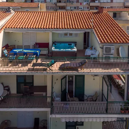 Apartmán Apartments With Hot Tub Makarska - 18898 *